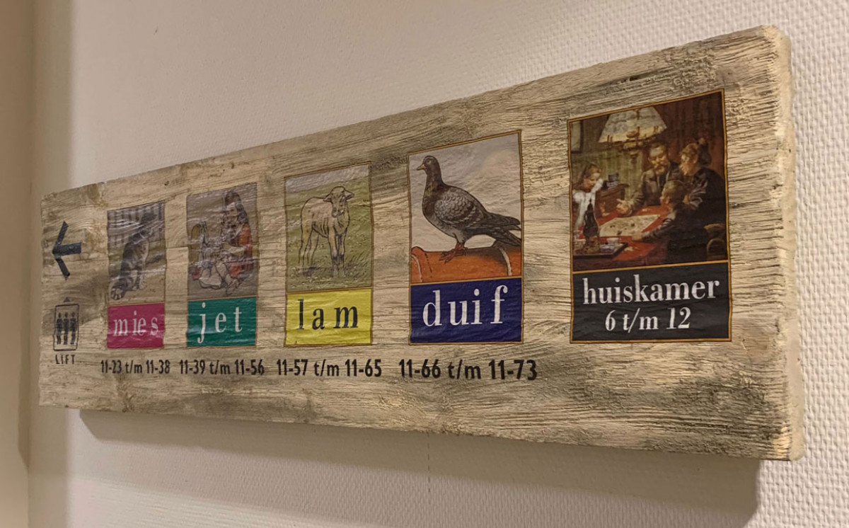 Houten bewegwijzering zorgafdeling