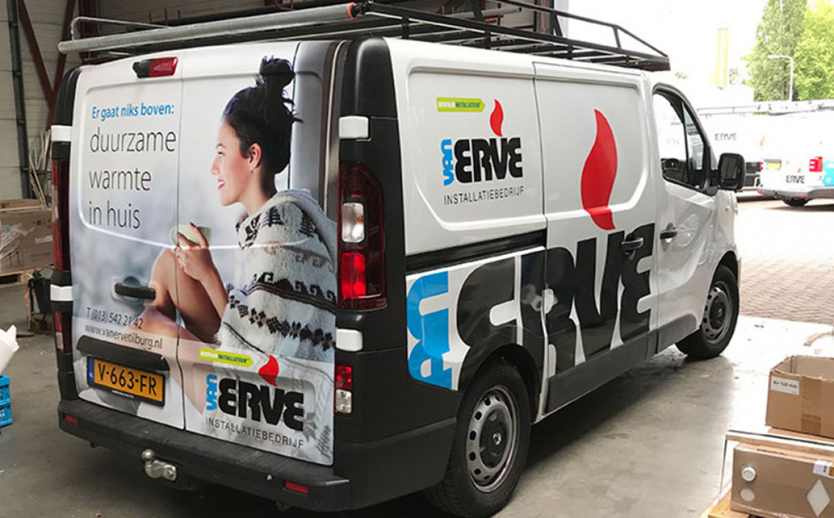 Gedeeltelijk gewrapte bussen met groot logo