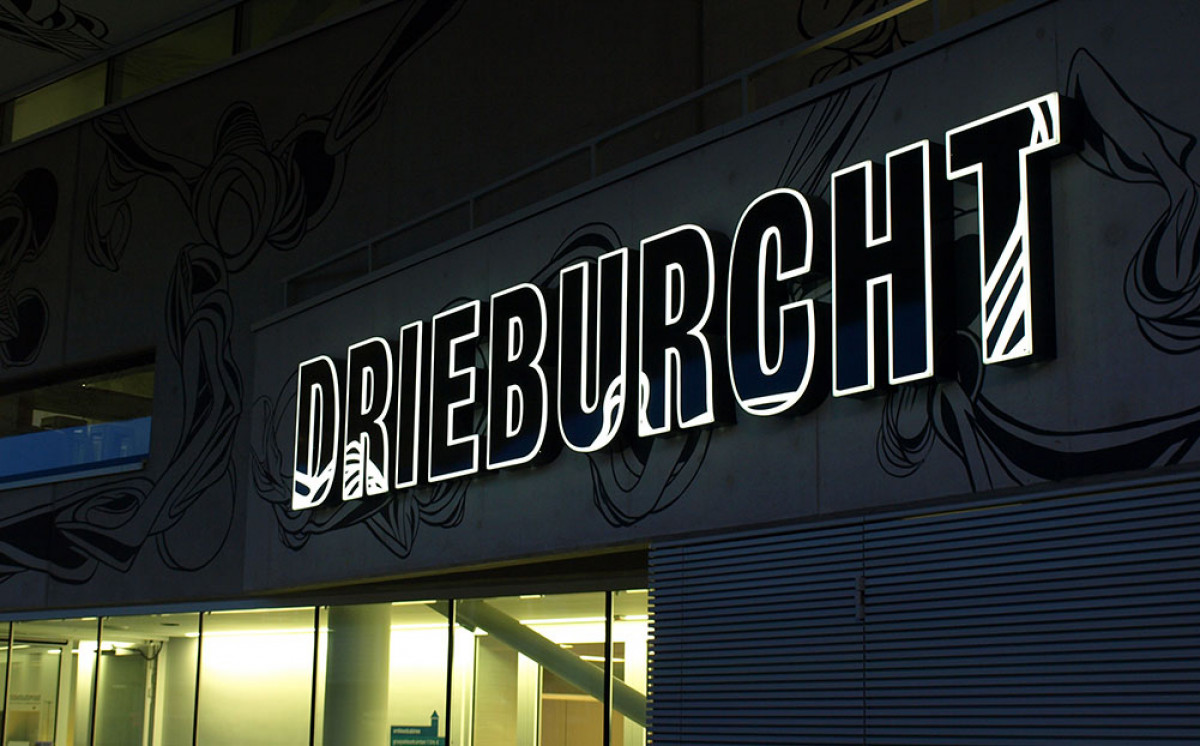 Verlichtte doosletter sportcomplex Drieburcht