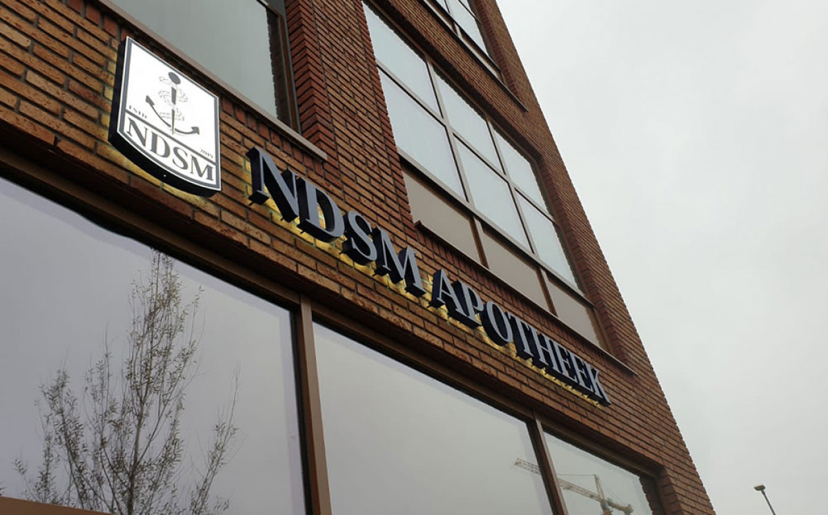 Verlichtte doosletter met lichtlijn