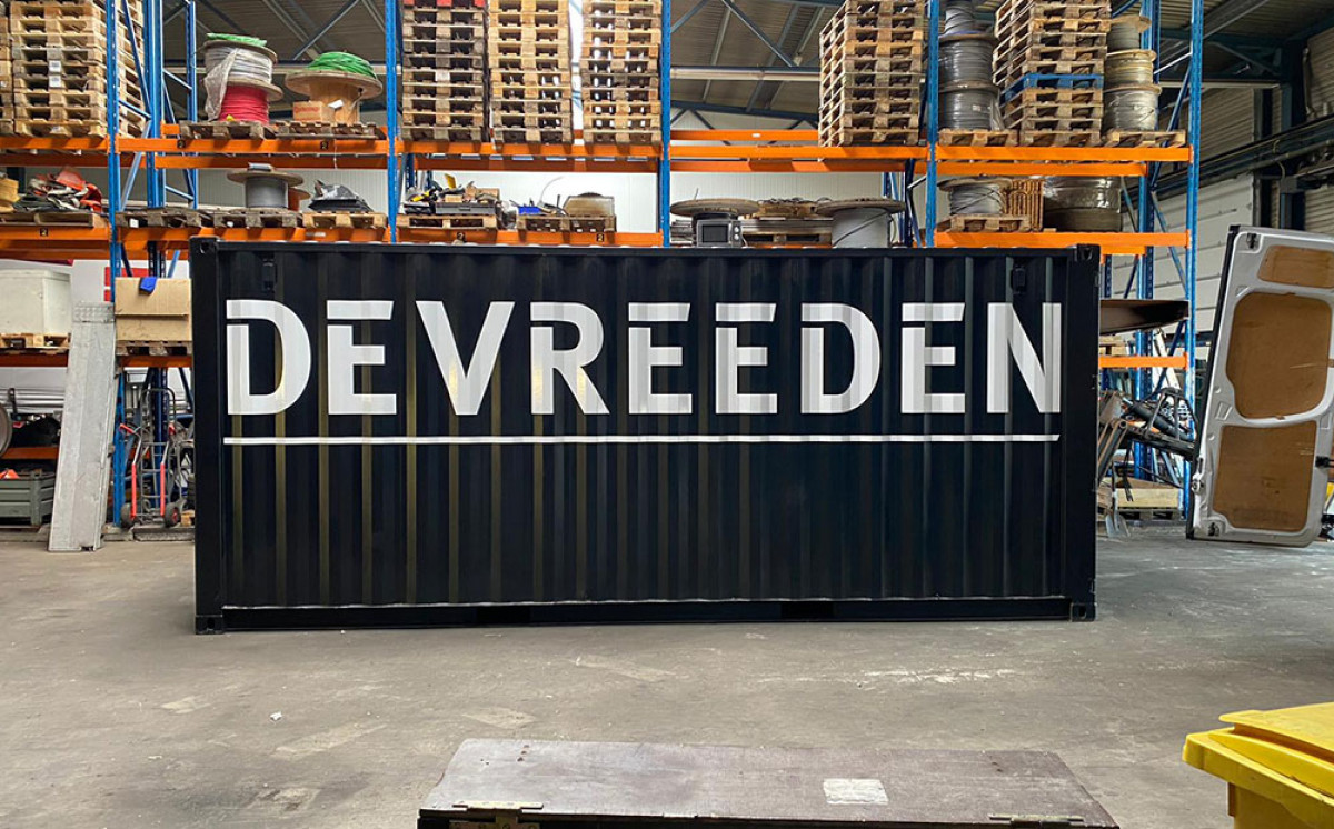 Belettering container