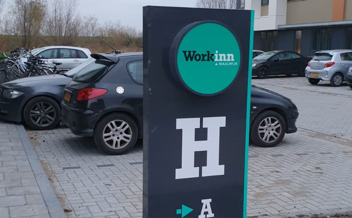 Verlichte bewegwijzeringszuilen rondom huisvesting