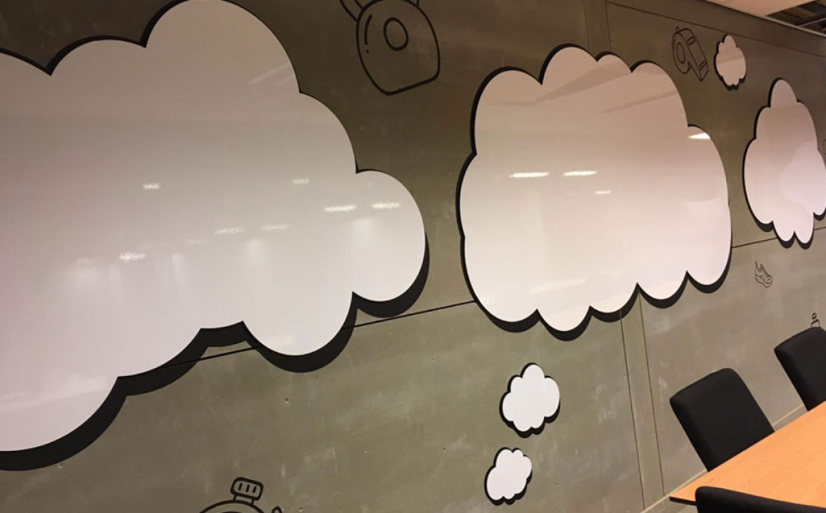 Totale aankleding van vergaderruimte met whiteboard